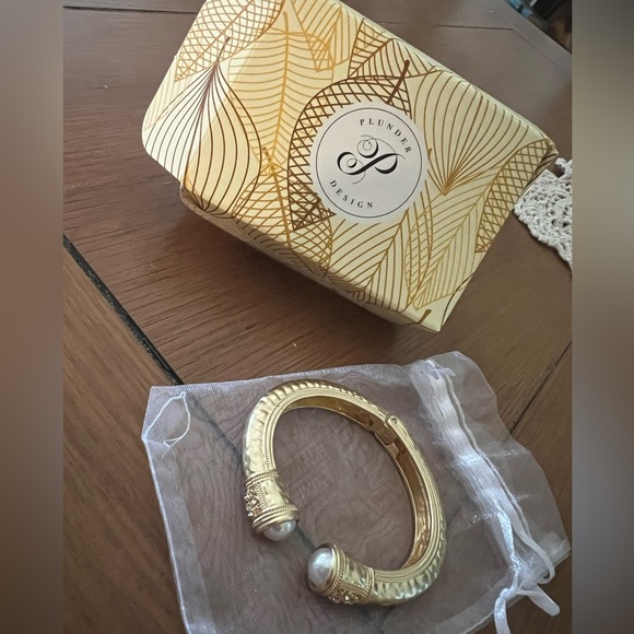 Matte gold bangle bracelet - Picture 1 of 2